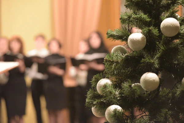 Christmas Tree On Choir Background 600nw 1719412216